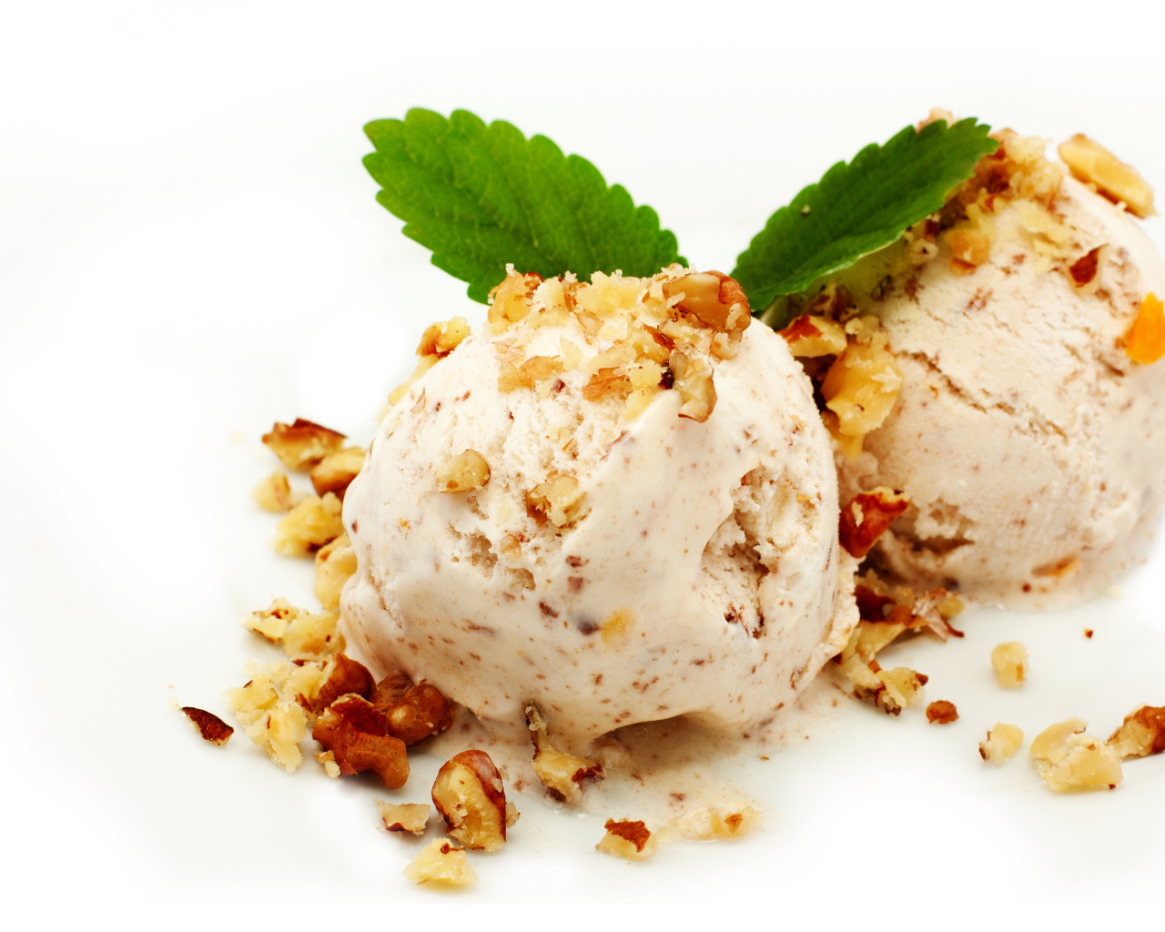 Два шарика мороженого с орехами на белом фоне