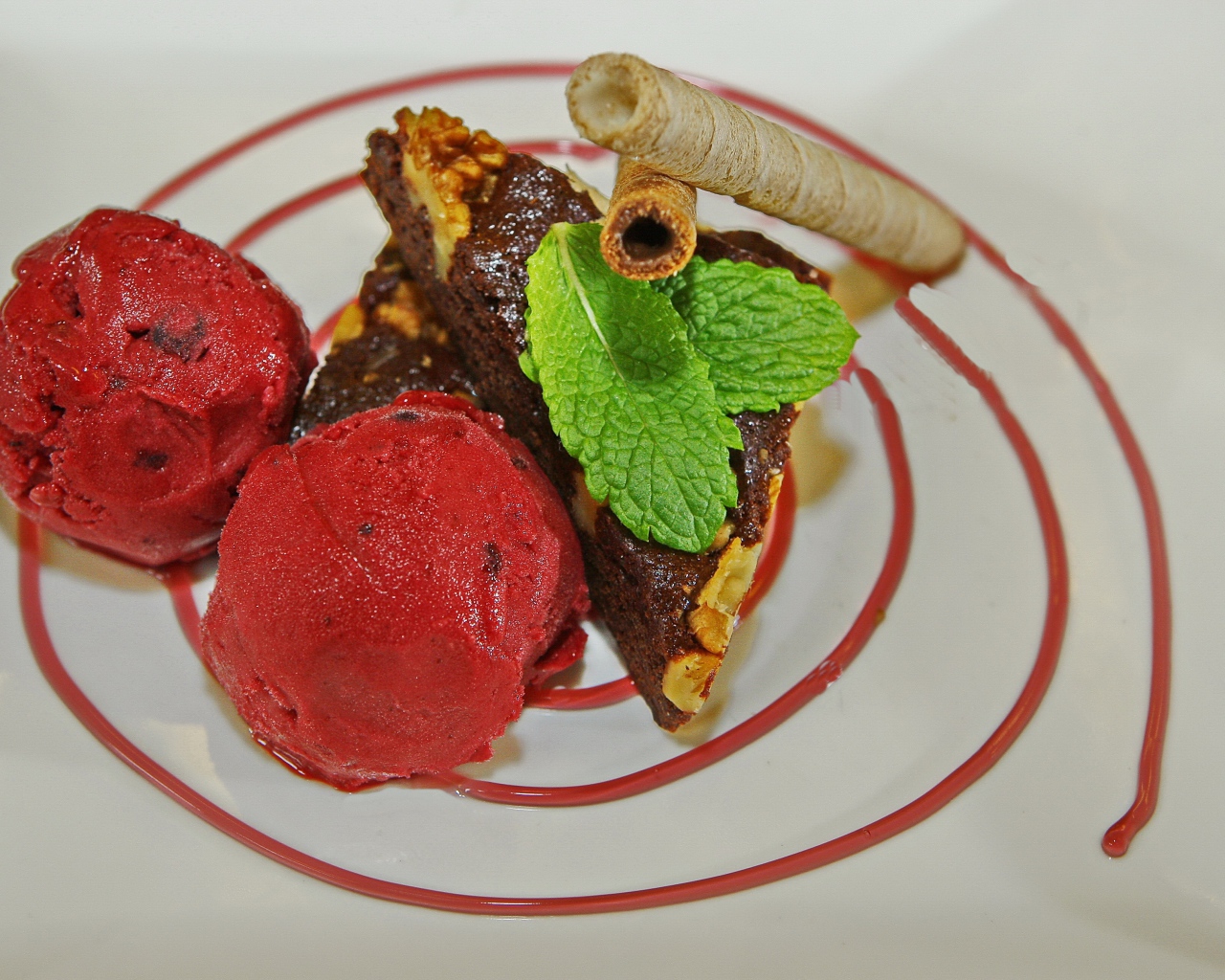 Два шарика фруктового мороженого с щербетом и трубочками