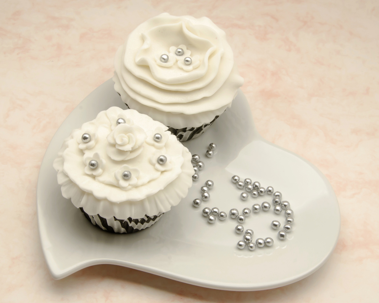 Два красивых капкейка с кремом и бусинами