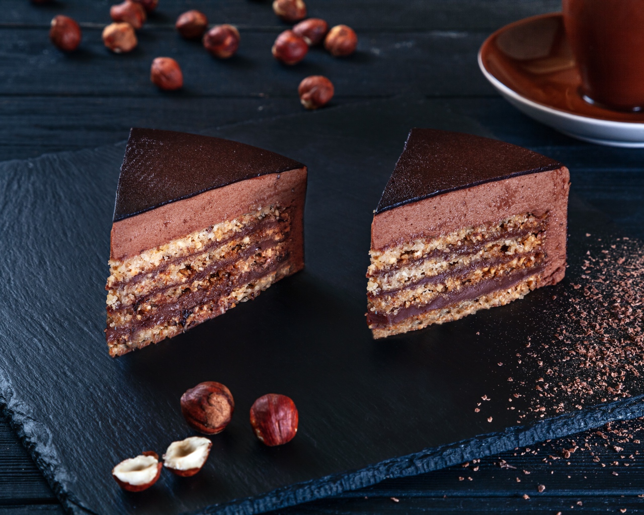 Два куска торта с лесными орехами на столе 