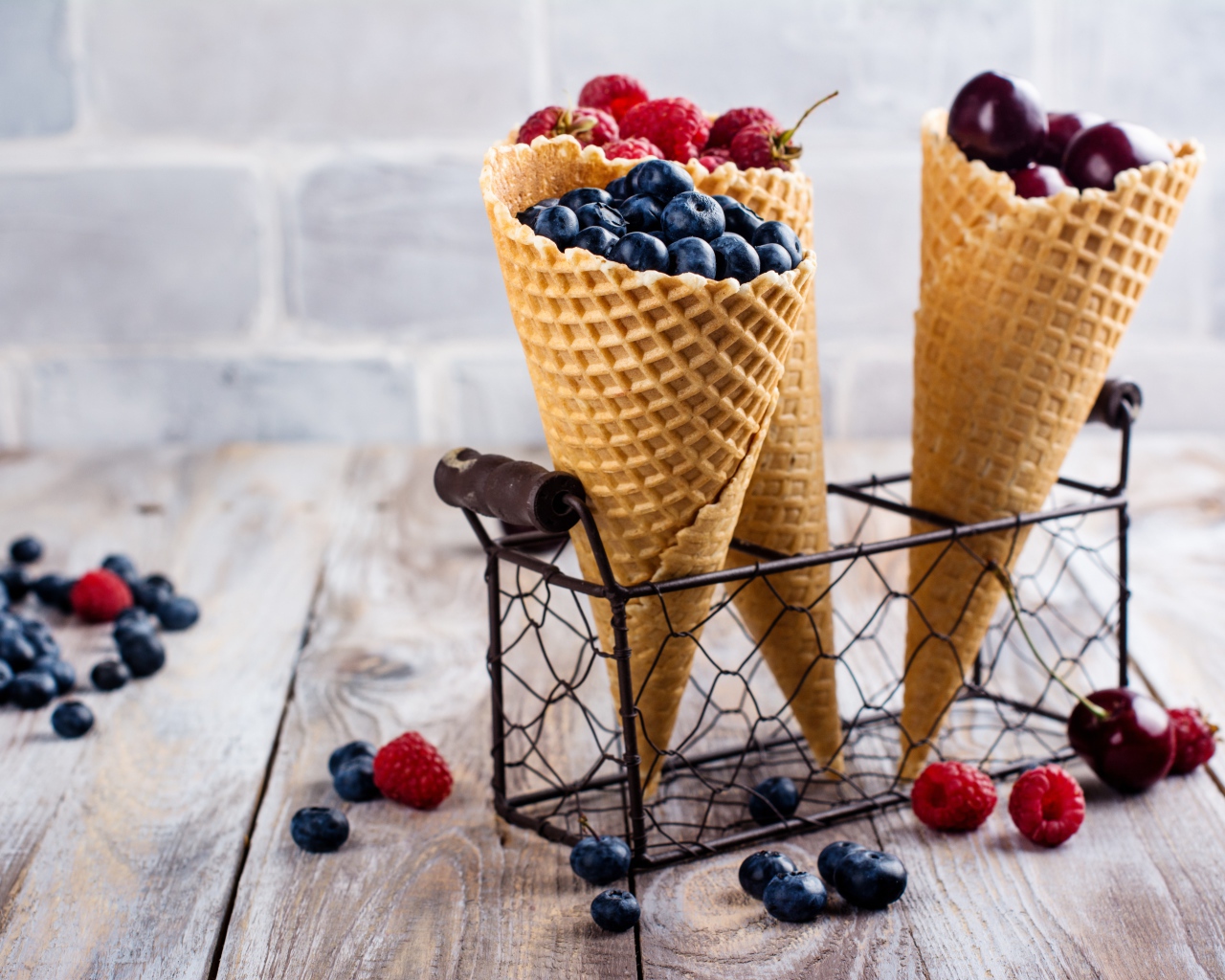 Два вафельных рожка на столе с ягодами
