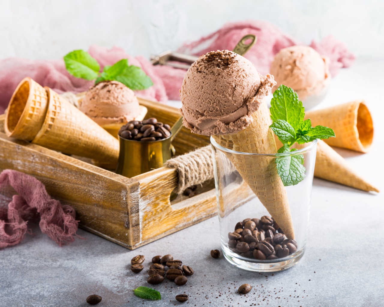 Вафельный рожок с мороженым в стакане с кофейными зернами