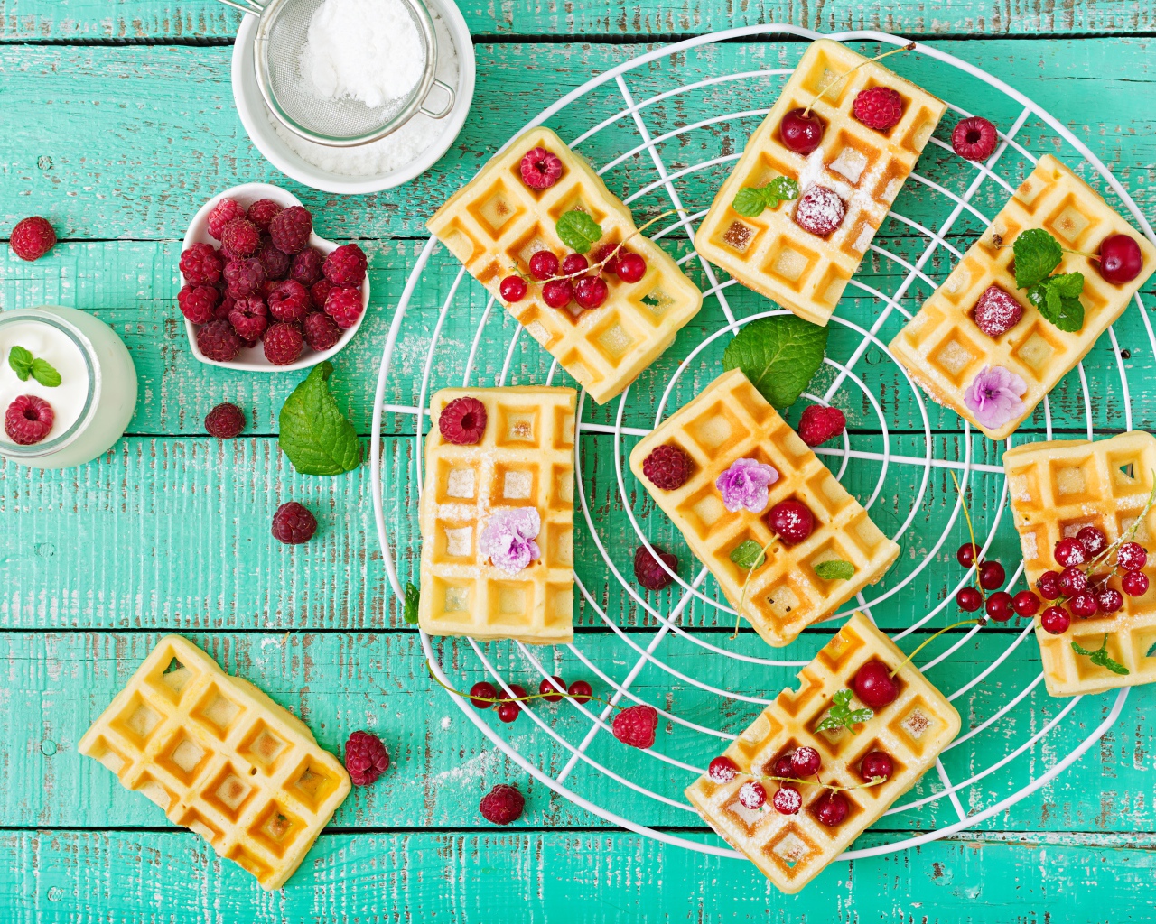 Вафли на решетке с ягодами малины и красной смородины