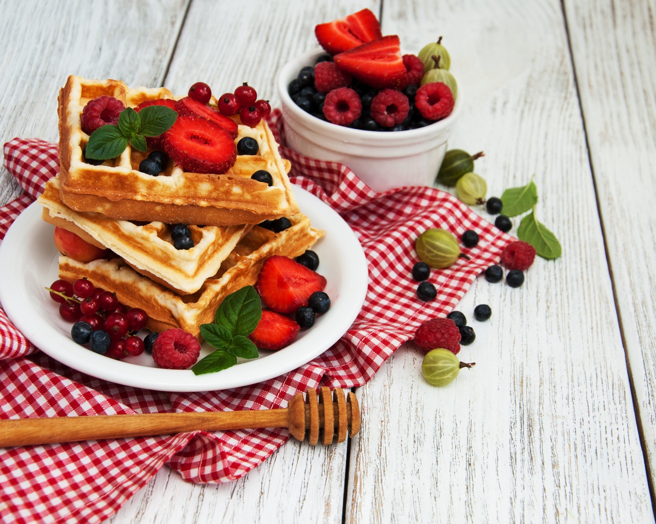 Вафли на столе со свежими ягодами