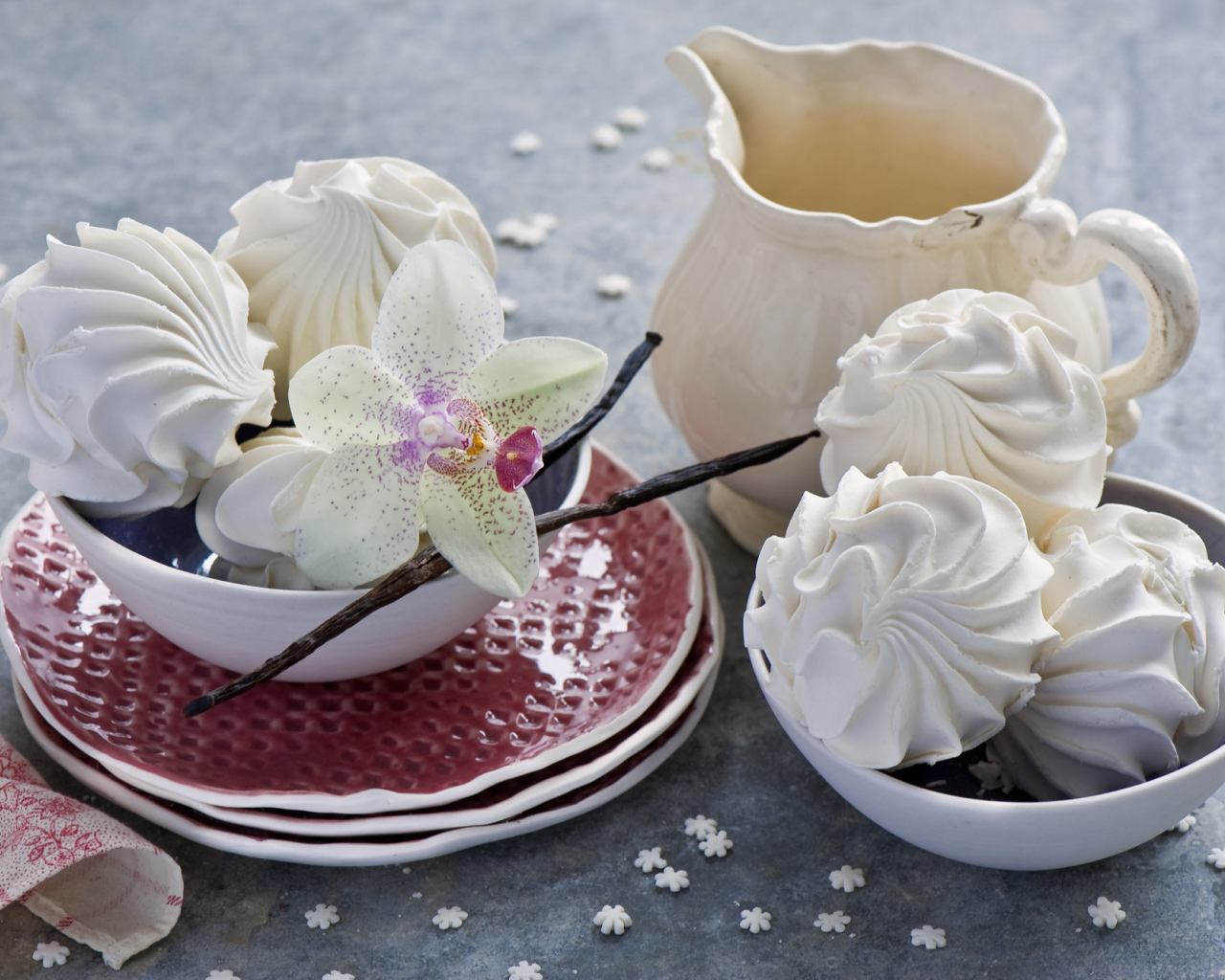 Белый зефир на столе с цветком орхидеи