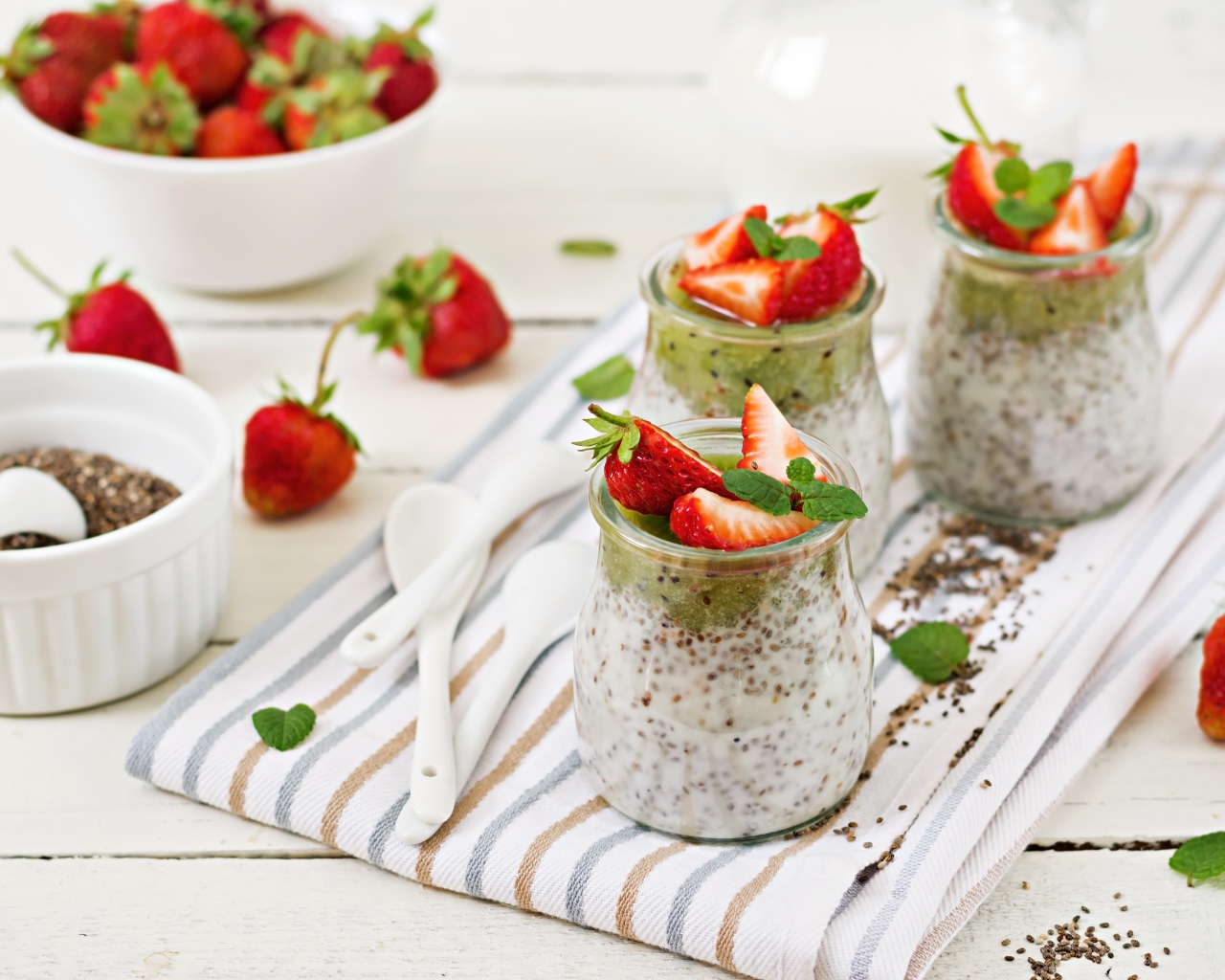 Баночки с йогуртом и ягодами годжи с кусочками клубники 