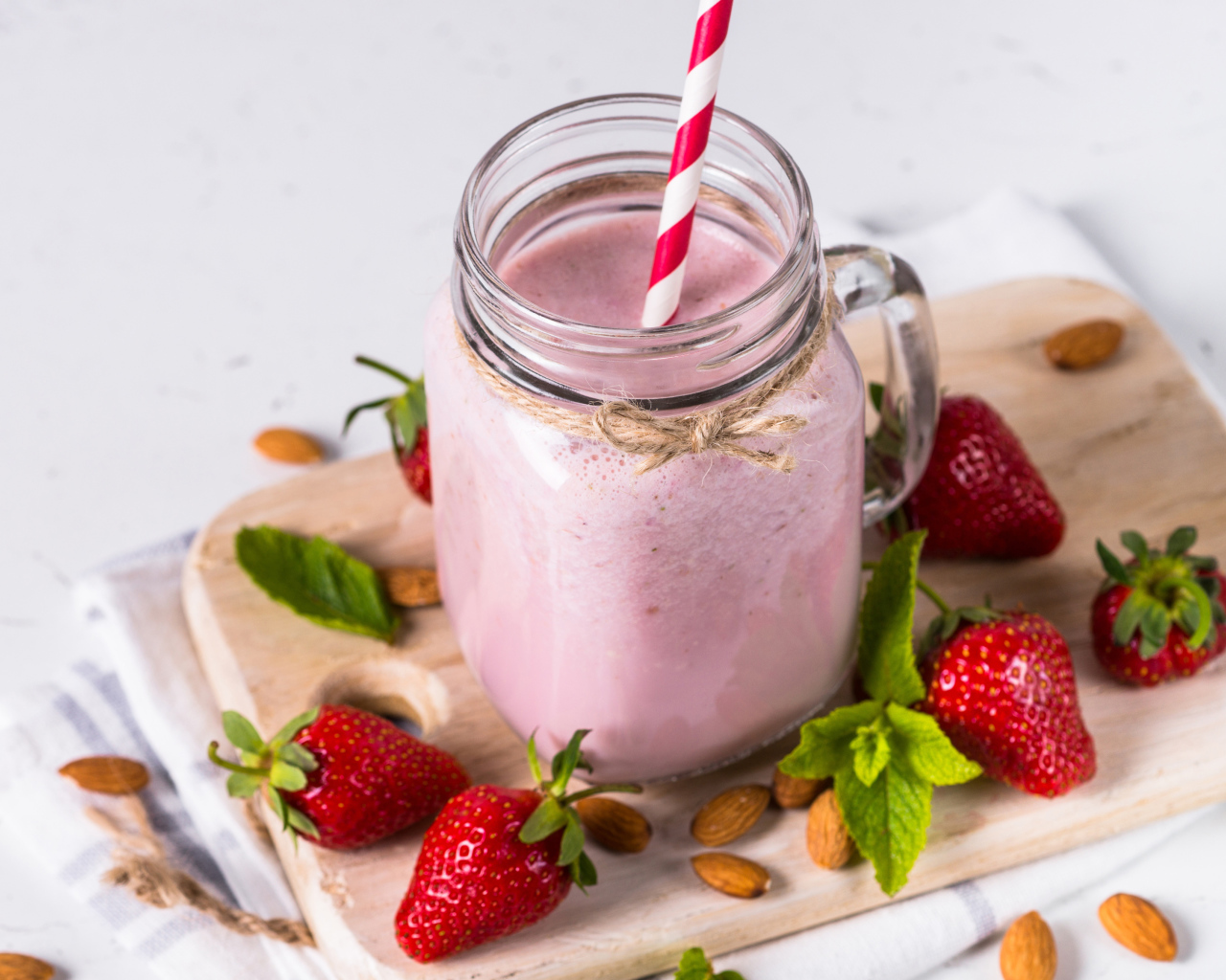 Йогурт в стеклянной банке с ягодами клубники