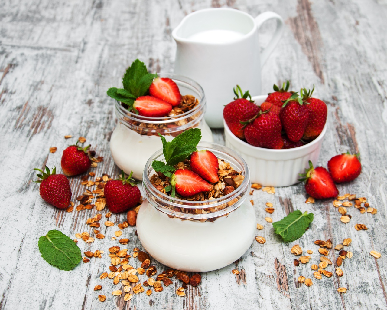 Йогурт в баночках с овсяными хлопьями и клубникой