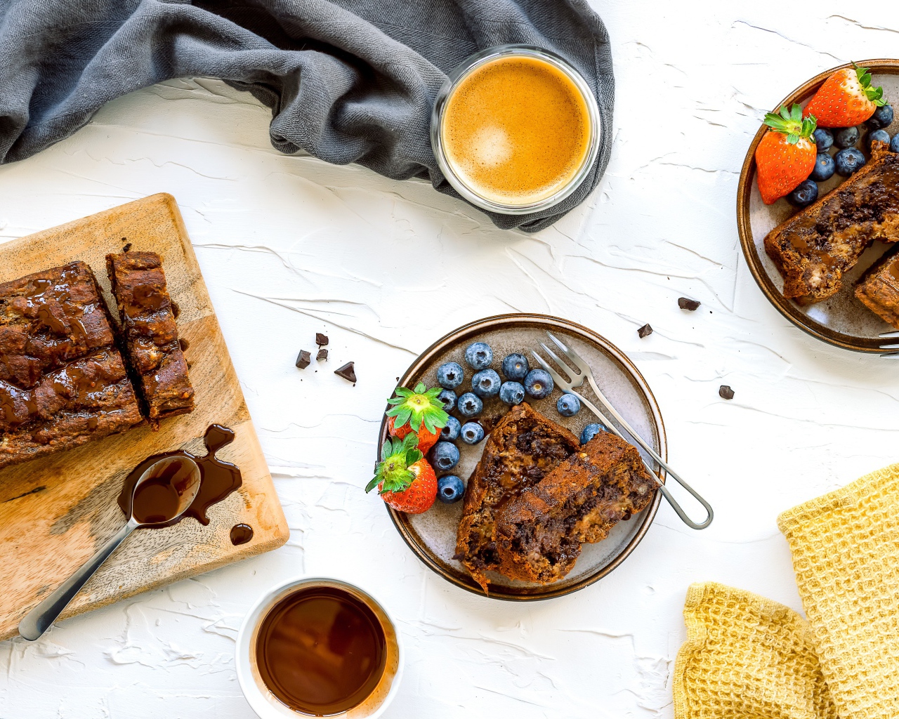 Кекс на тарелке с ягодами черники и клубники 