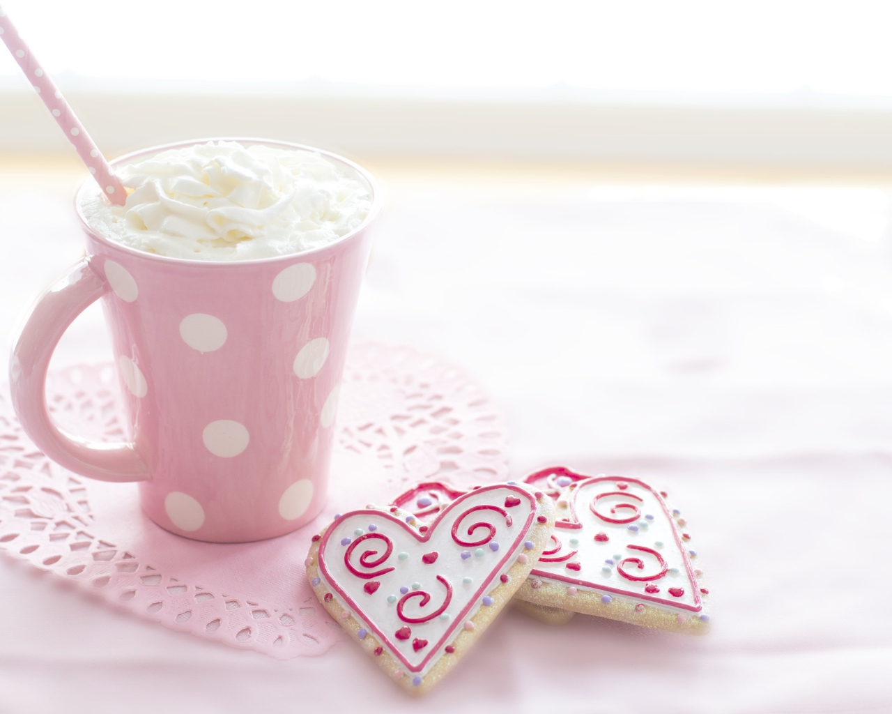 Чашка напитка со взбитыми сливками с печеньем на столе