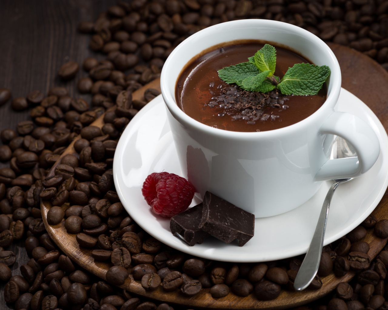 Чашка горячего шоколада на столе с кофейными зернами