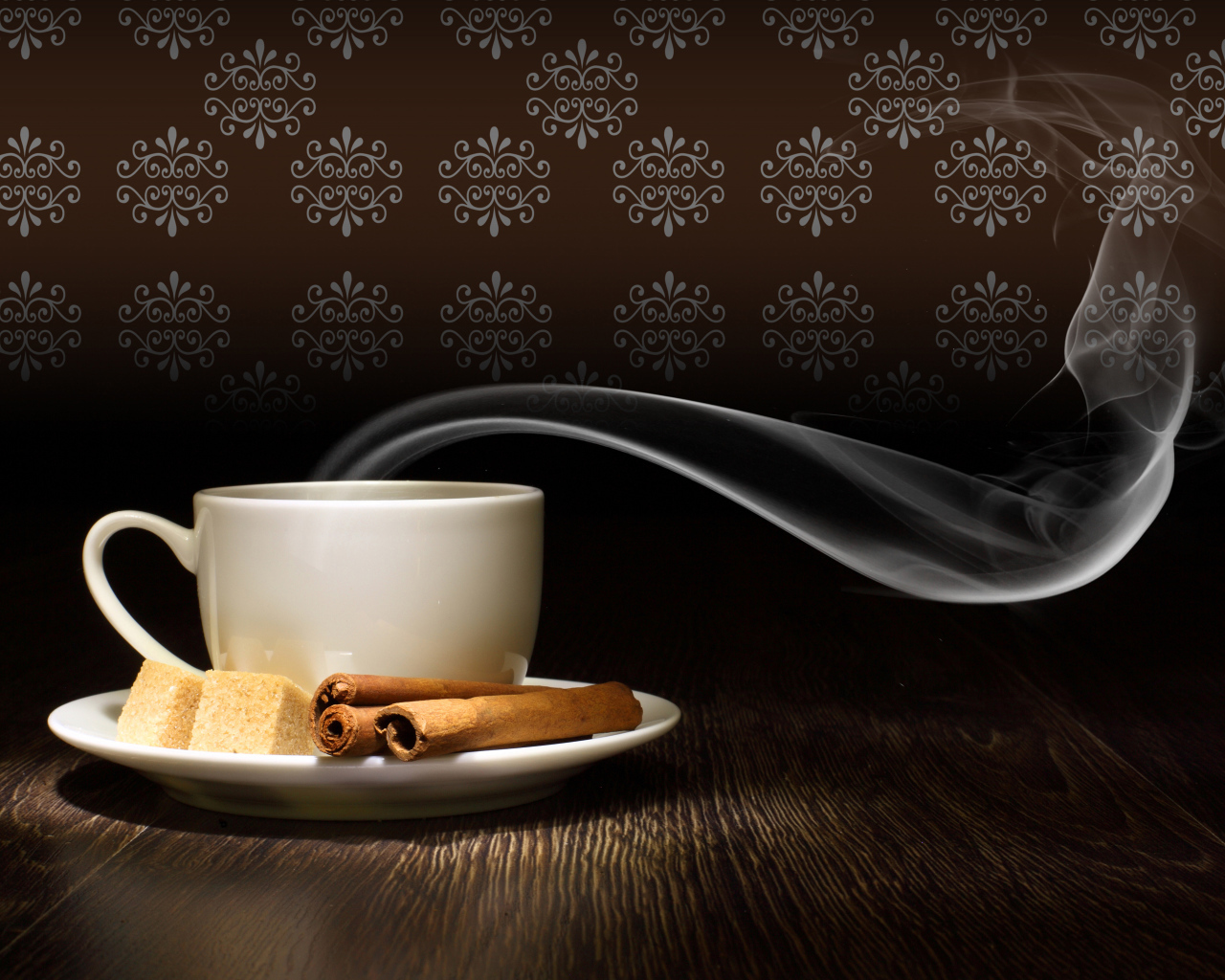 Чашка горячего кофе с дымом на блюдце с сахаром и корицей
