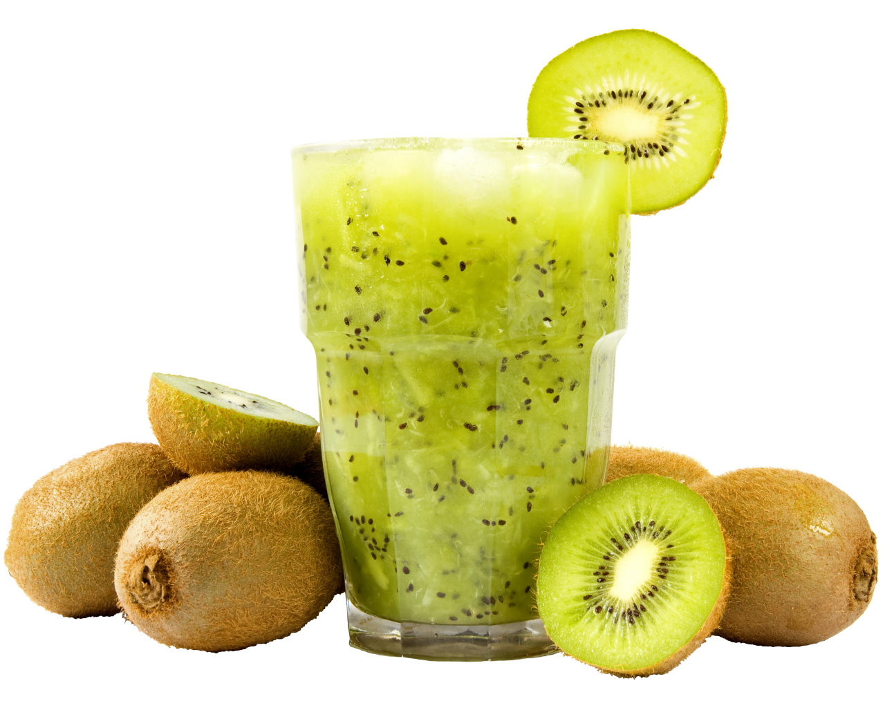 Стакан напитка из киви на белом фоне с плодами киви