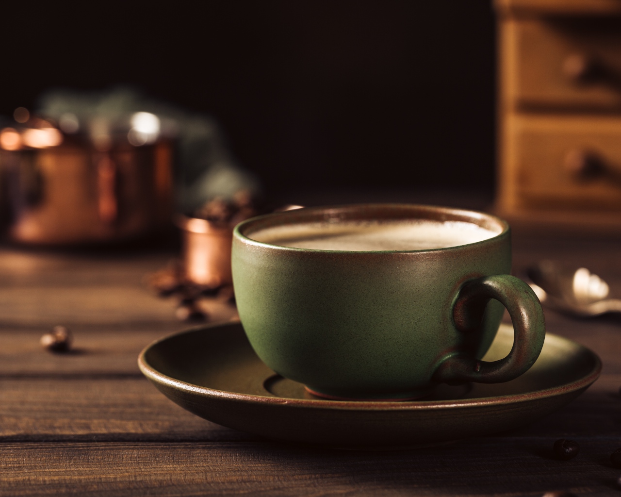 Большая чашка кофе на столе с кофейными зернами 