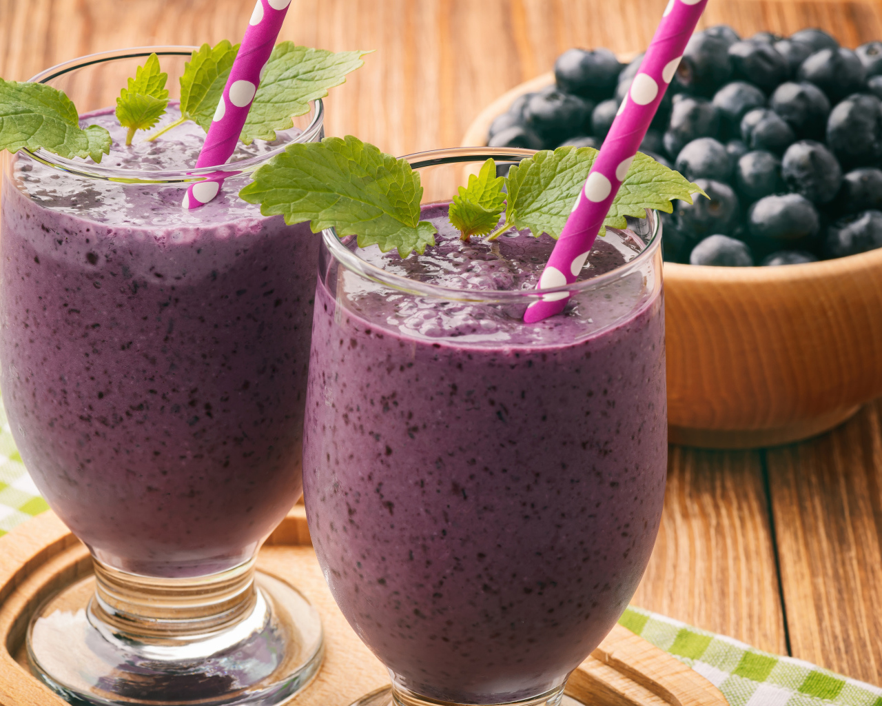 Черничное смузи в стаканах с трубочками