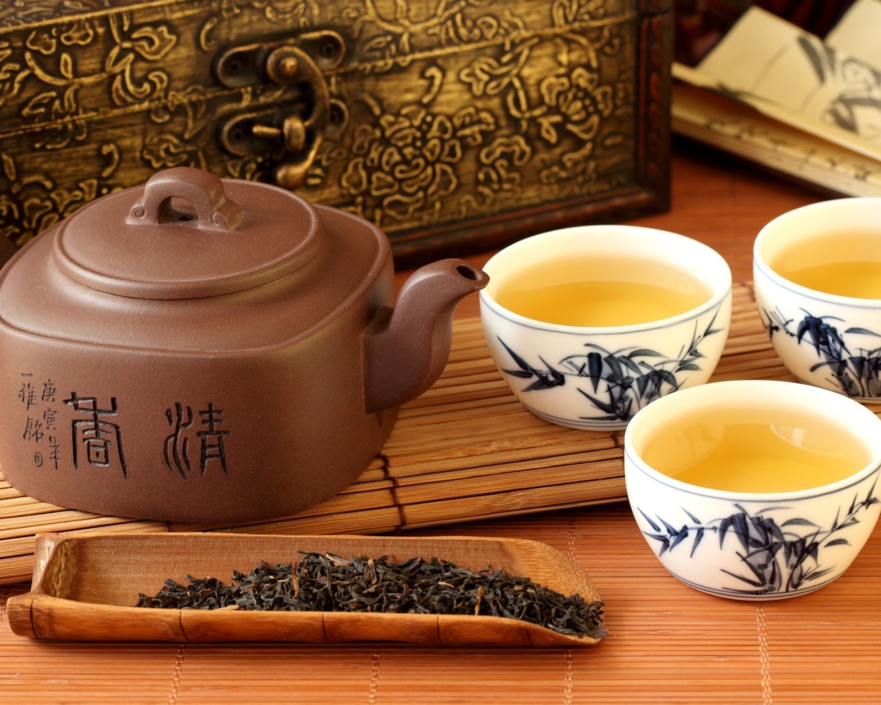 Китайский чайник на столе с чашками