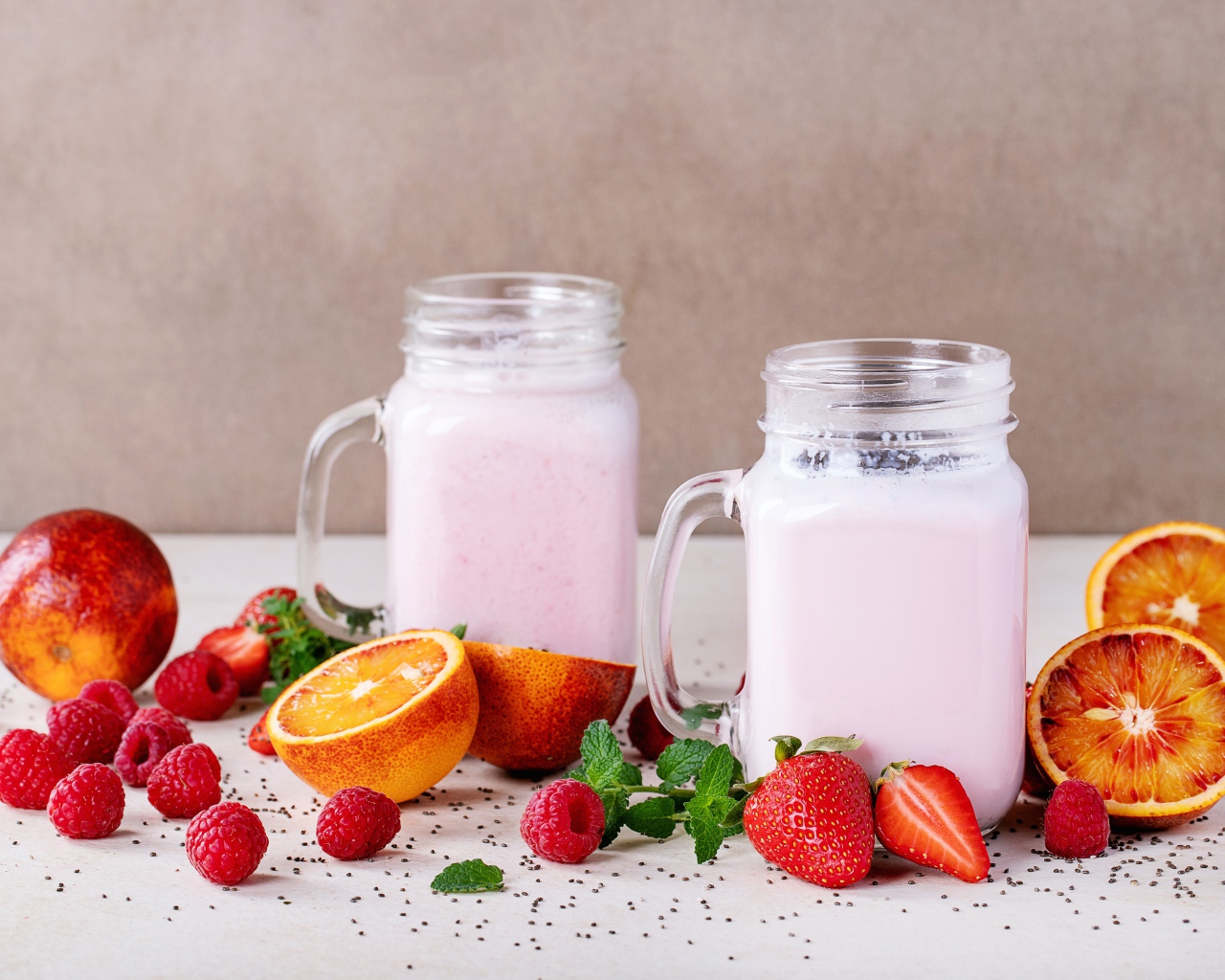 Коктейль на столе с малиной, клубникой и грейпфрутом