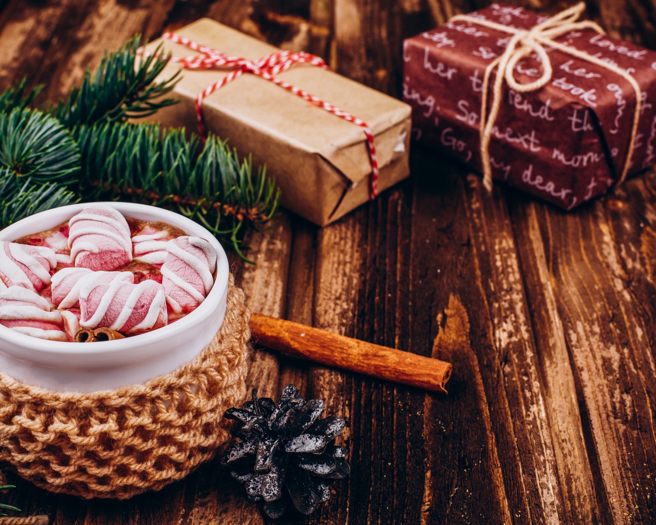 Чашка какао с маршмеллоу на столе с подарками