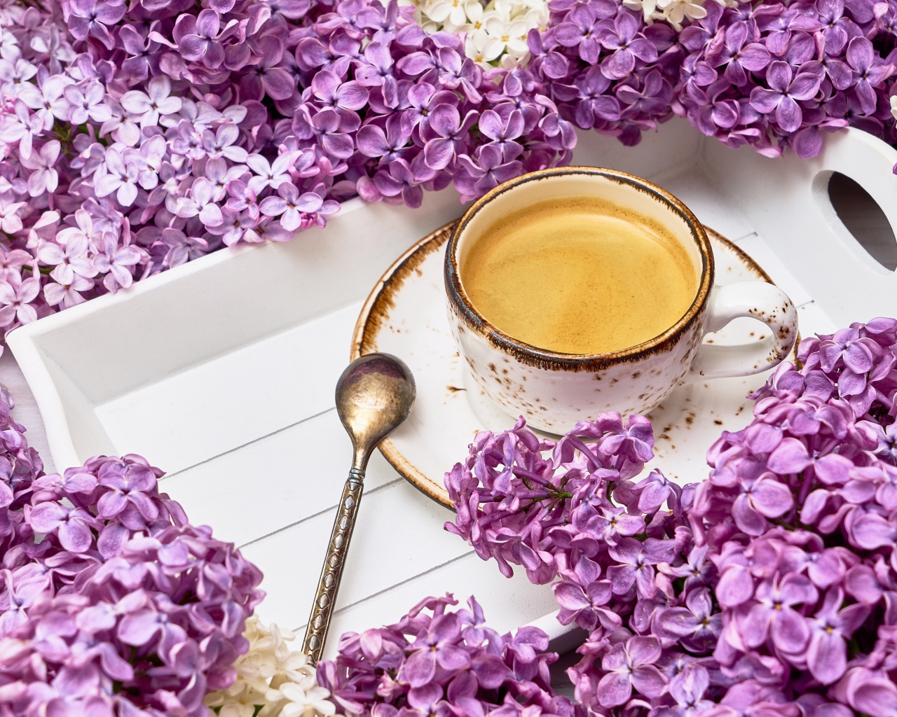 Чашка кофе на подносе с цветами сирени 