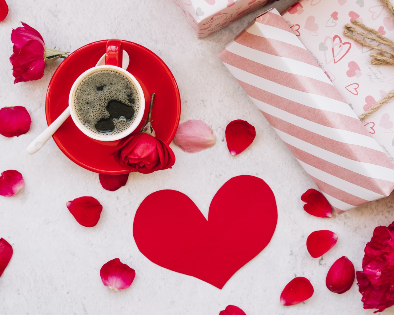 Чашка кофе на столе с подарками и розами