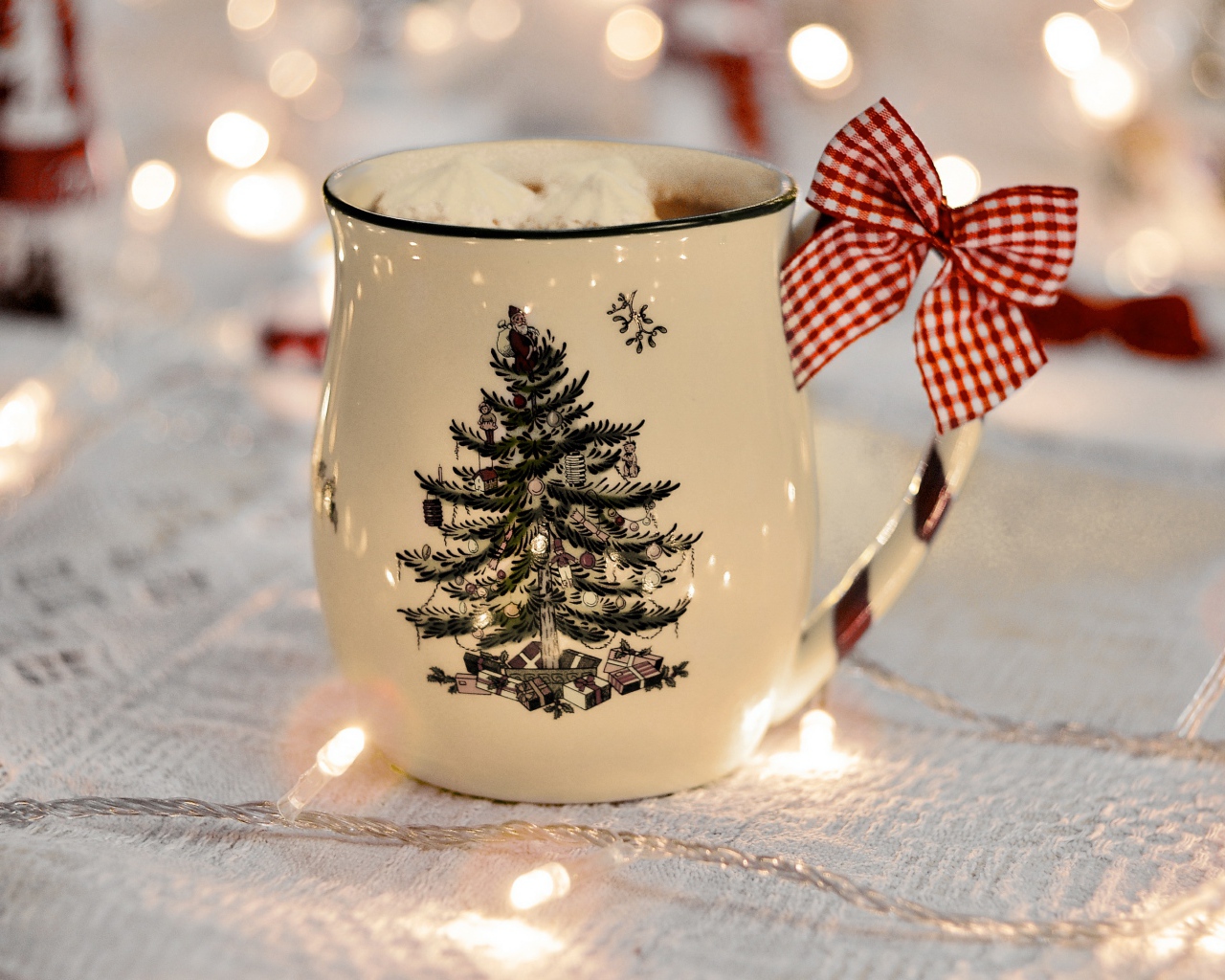 Праздничная чашка с горячим какао и маршмеллоу 