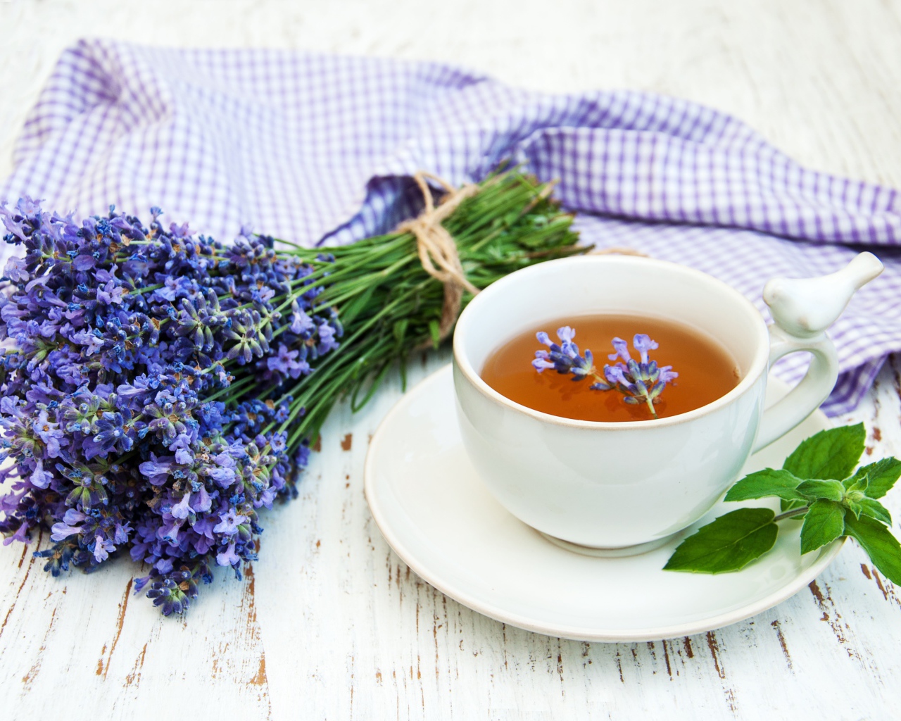 Чашка чая на столе с букетом лаванда 