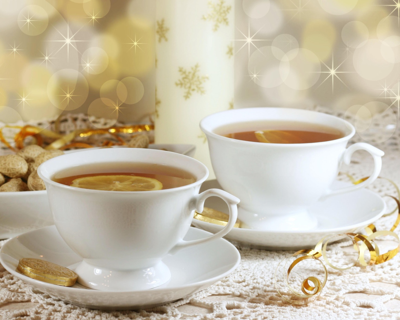 Вкусный чай в белых чашках с лимоном