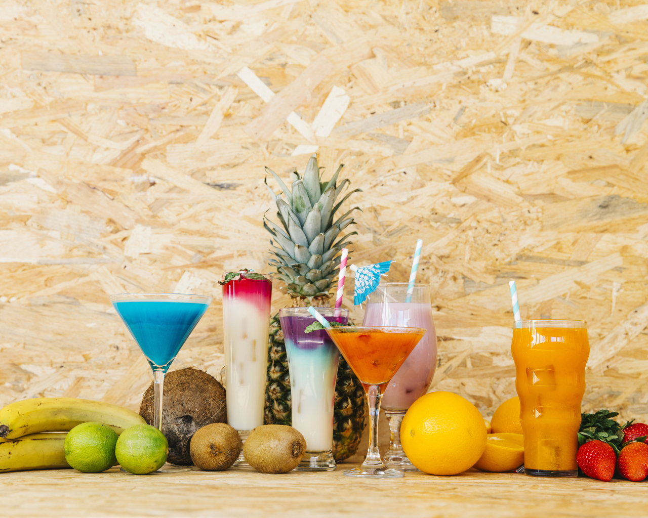 Разные коктейли на столе с фруктами 