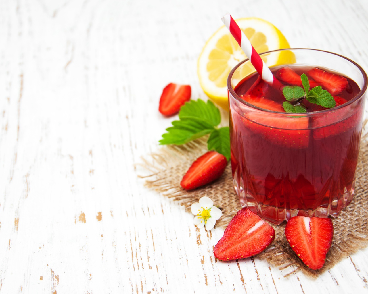 Напиток в стакане с ягодами клубники 