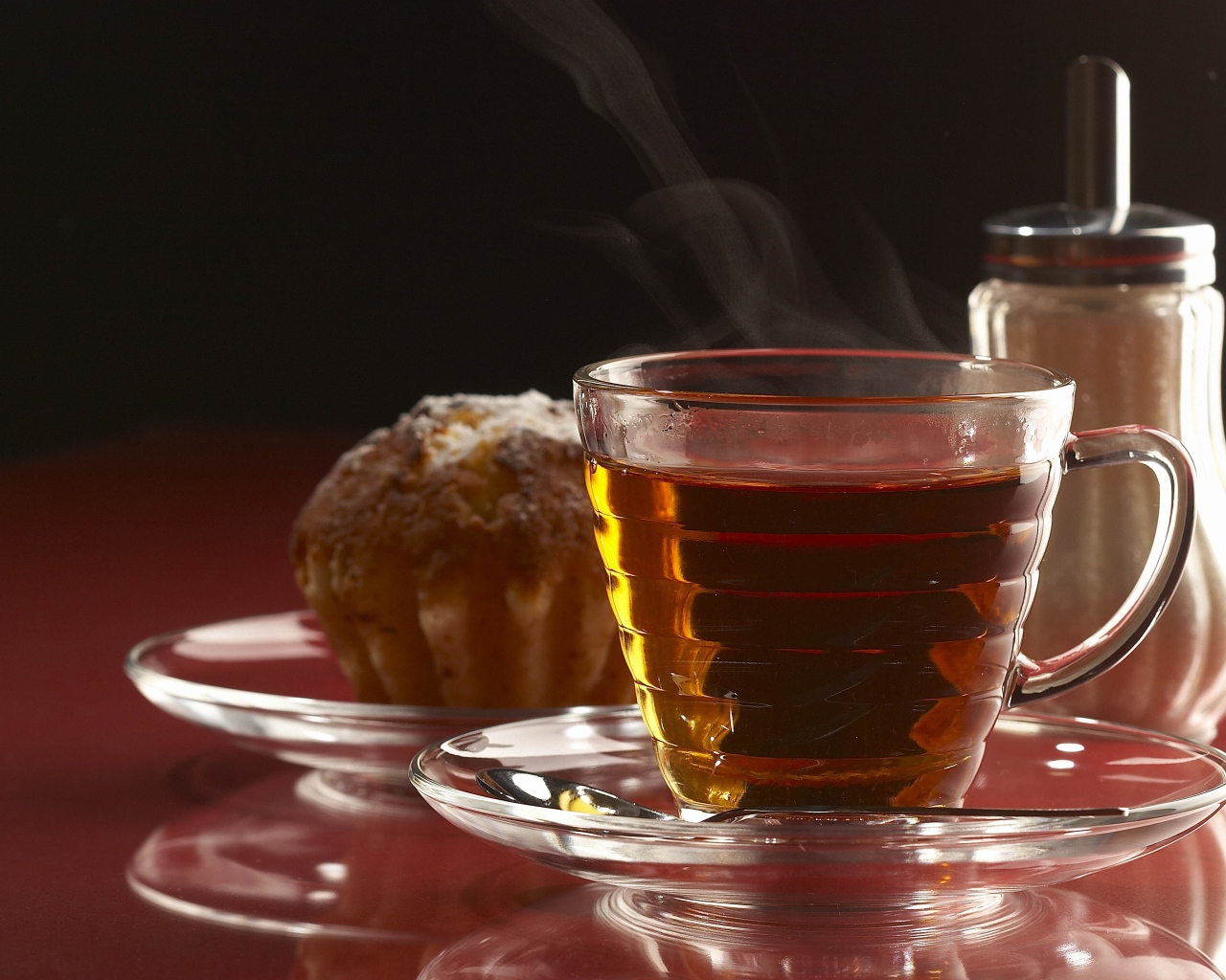 Ароматная чашка горячего чая на столе с кексом
