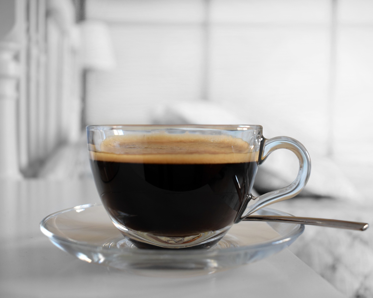 Стеклянная чашка кофе на столе 