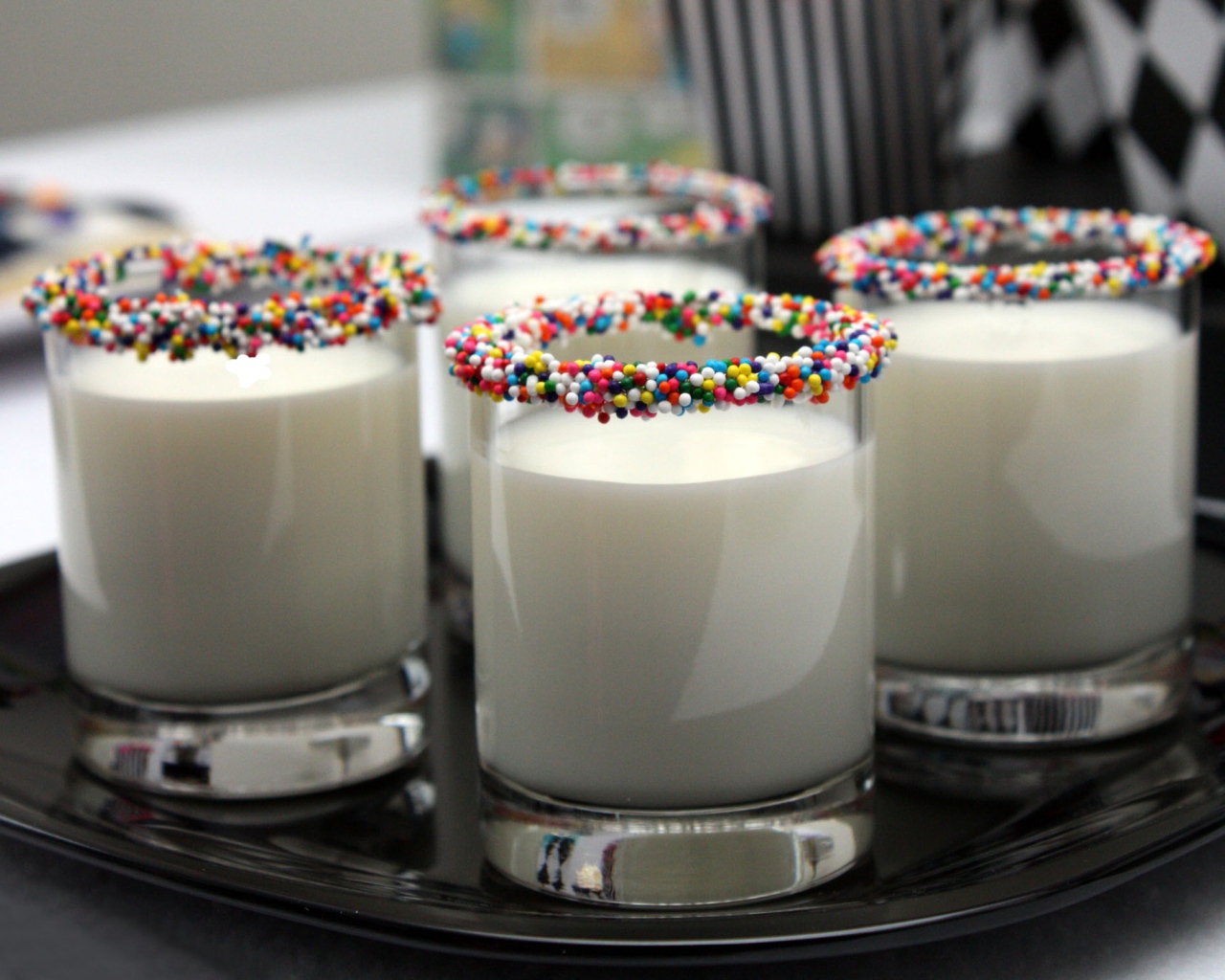 Стаканы с молоком со сладкой посыпкой на ободке 