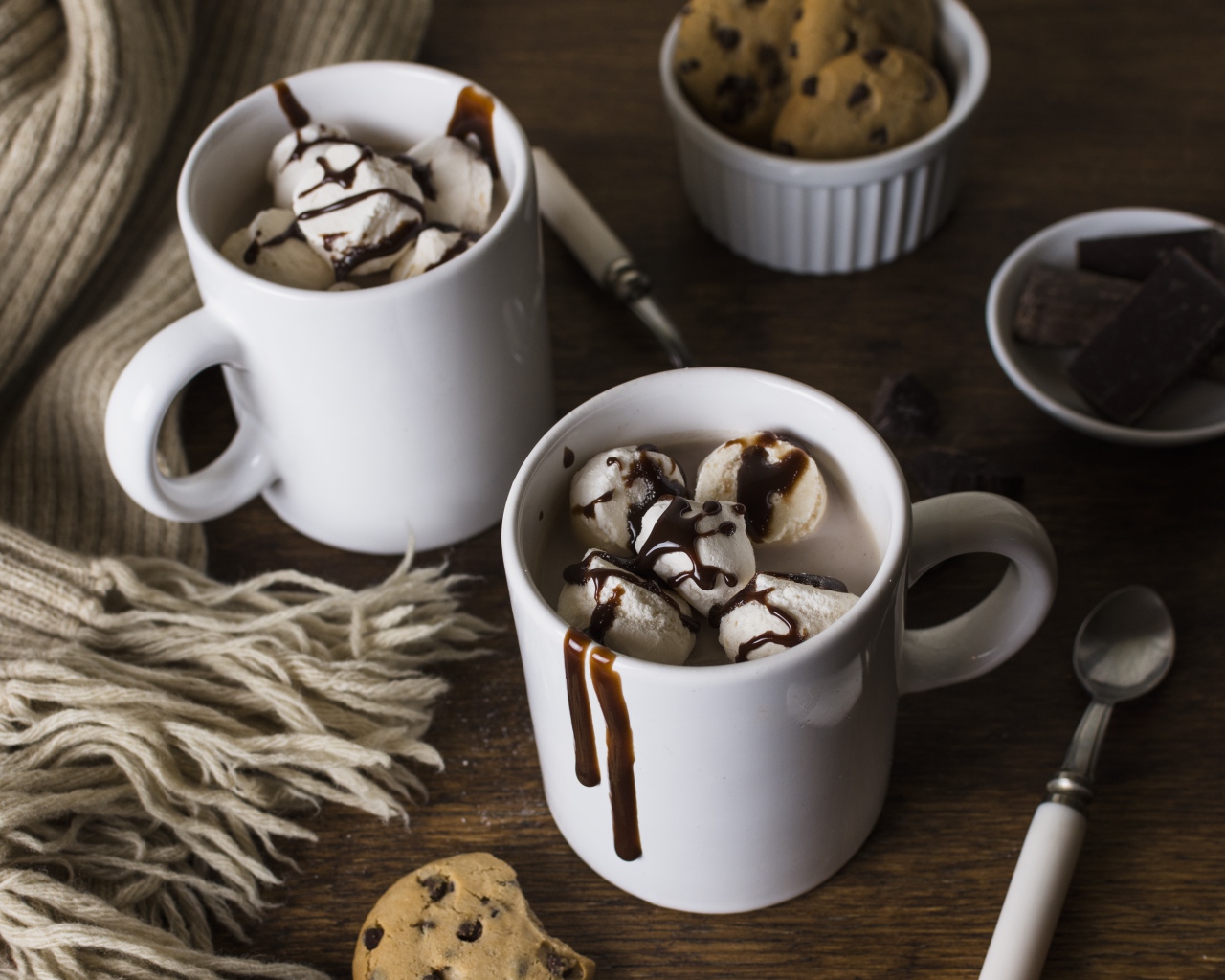 Горячий шоколад в кружках с маршмеллоу 