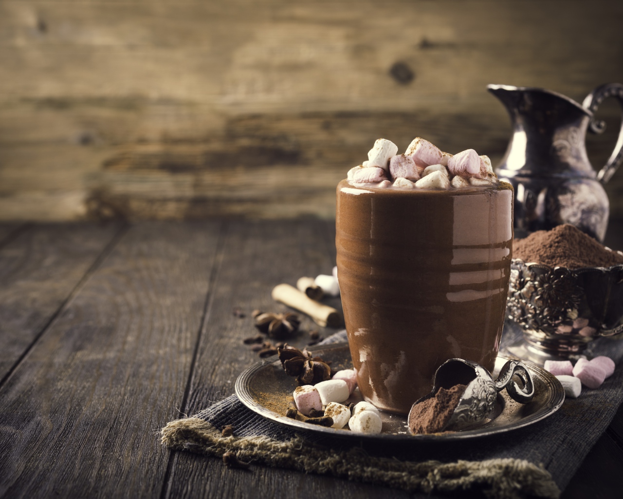 Горячий какао с маршмеллоу на столе