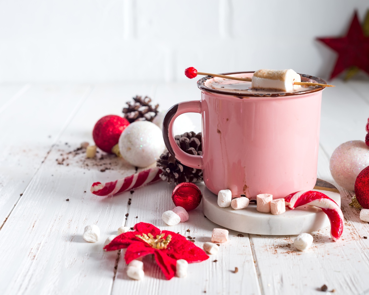 Горячий какао с маршмеллоу с новогодним декором на столе