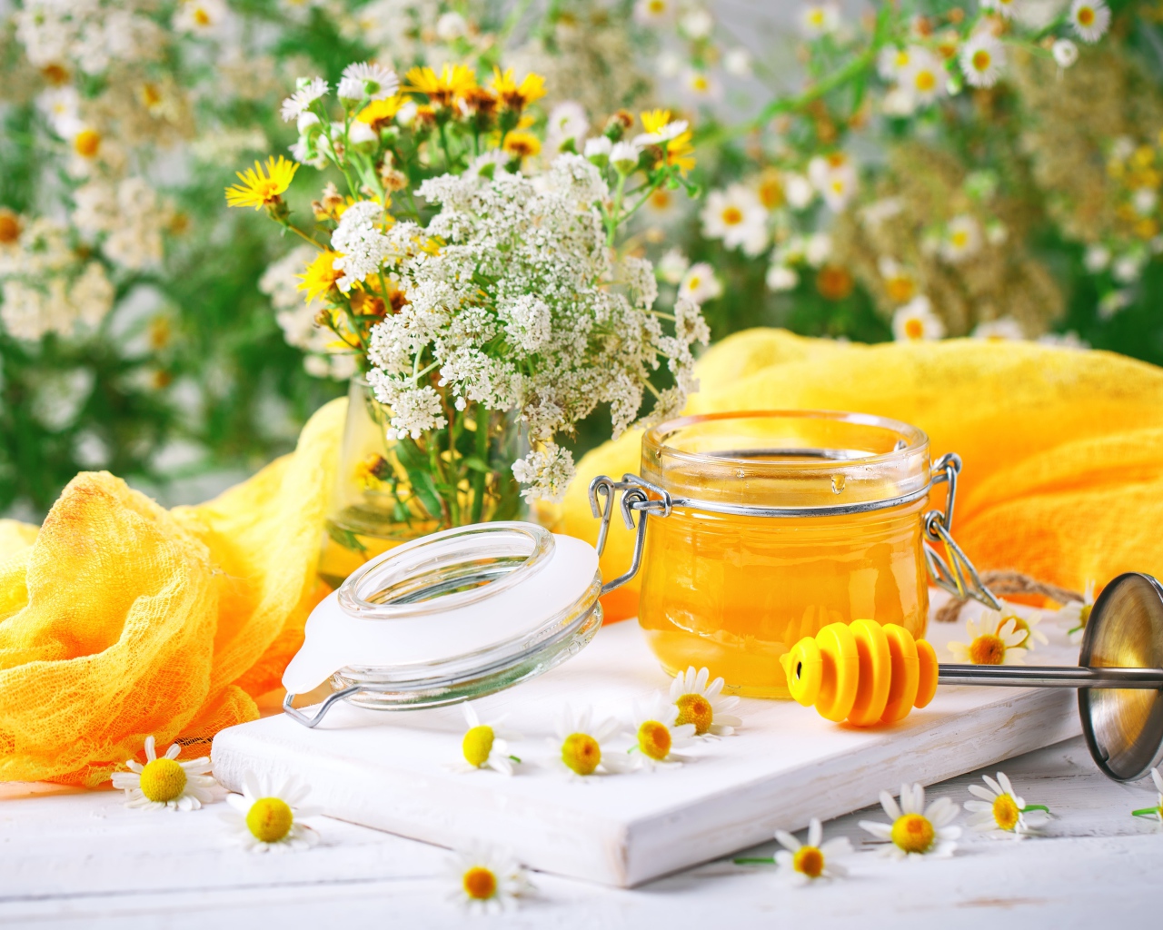 Банка меда на столе с цветами