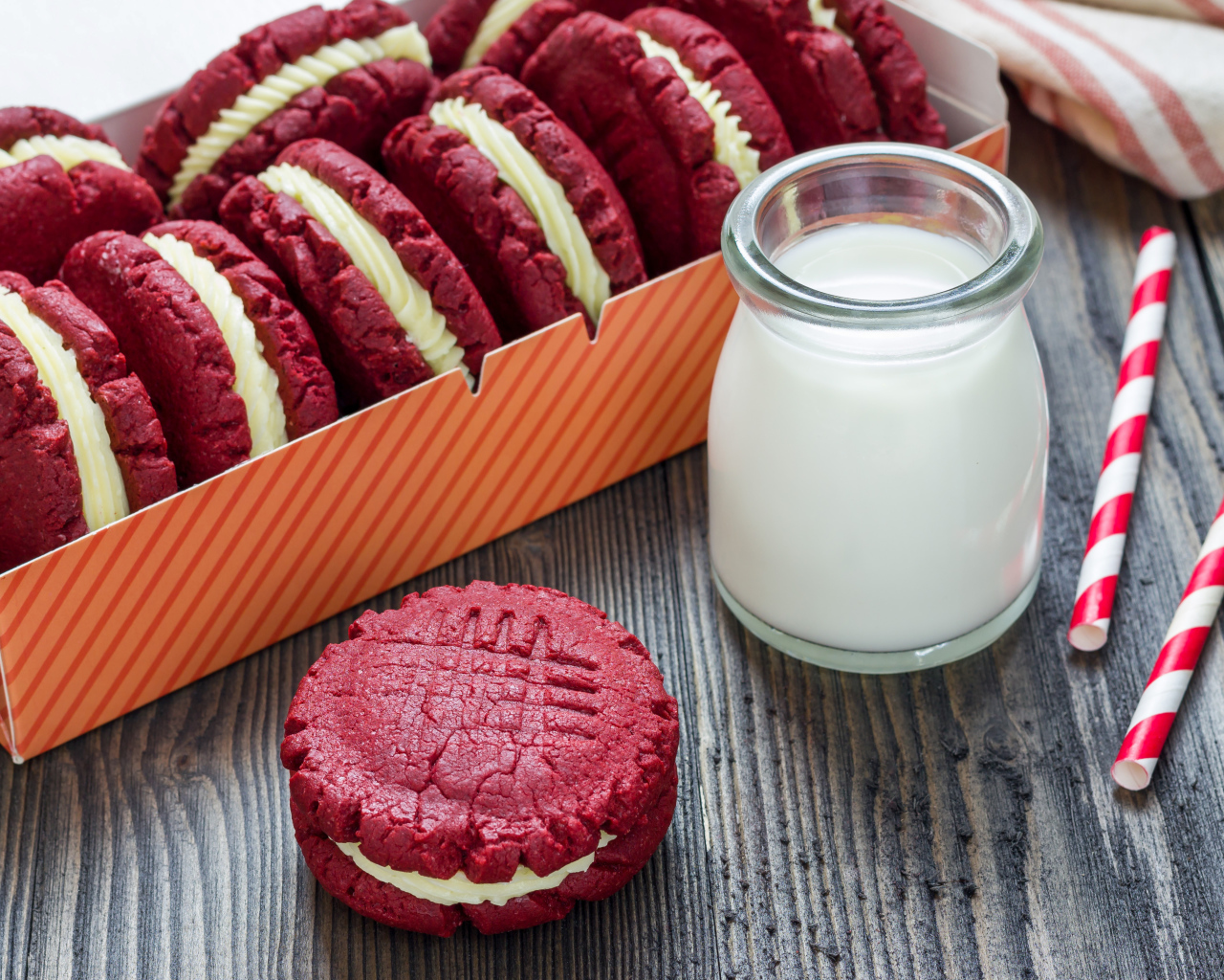 Кефир в банке на столе с печеньем 