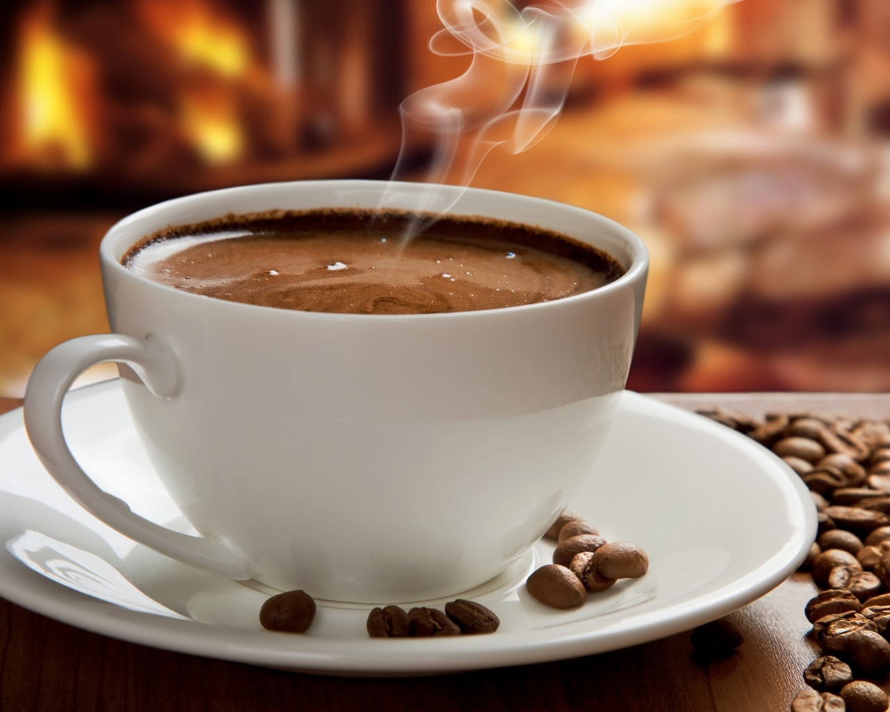 Большая белая чашка с горячим кофе на столе с кофейными зернами