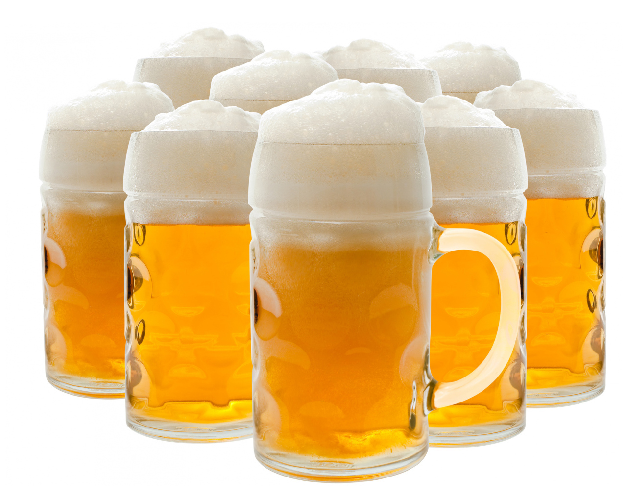 Много бокалов пенного пива на белом фоне