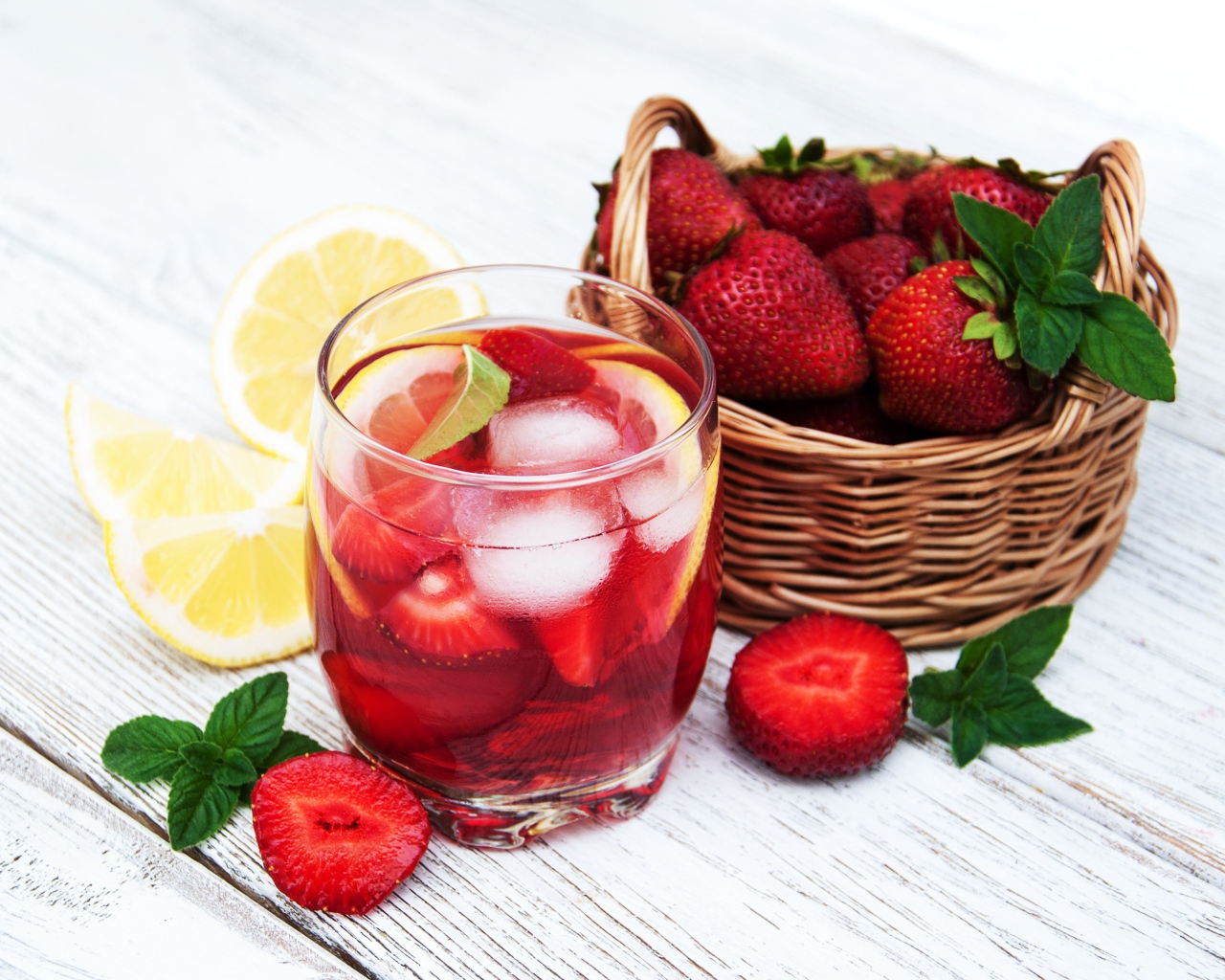 Мохито на столе с клубникой и лимоном