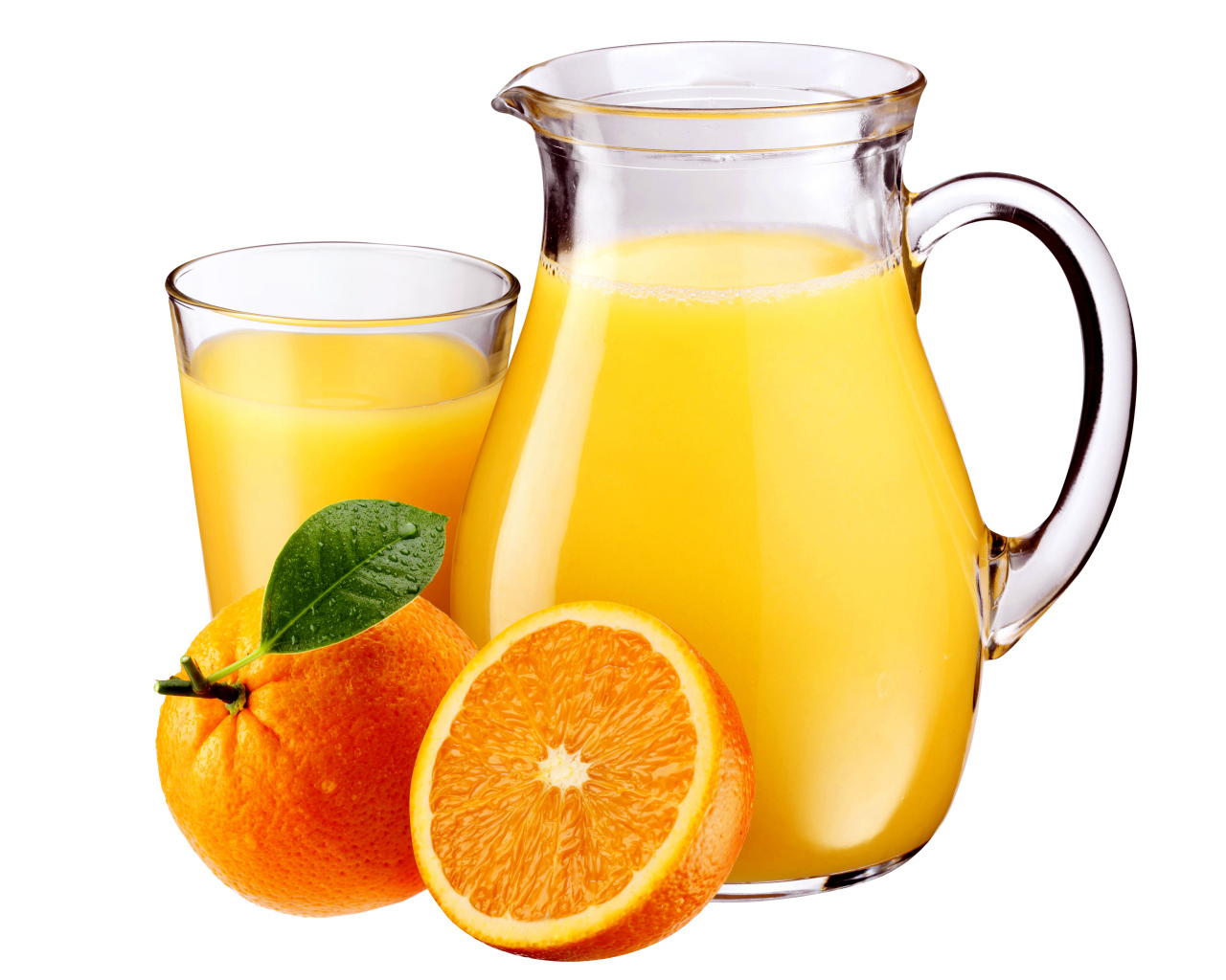 Апельсиновый сок на белом фоне с плодами апельсина