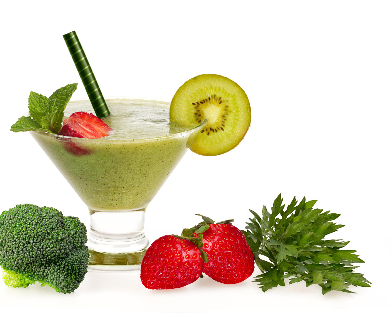 Смузи в стакане с клубникой, брокколи и петрушкой на белом фоне