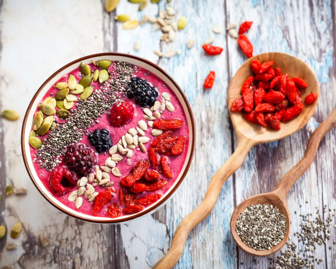 Смузи с сухофруктами, семенами годжи и ягодами в чашке