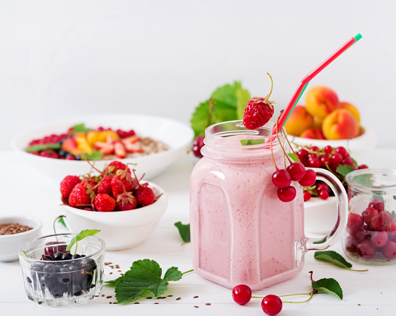 Смузи в банке на столе со свежими ягода 