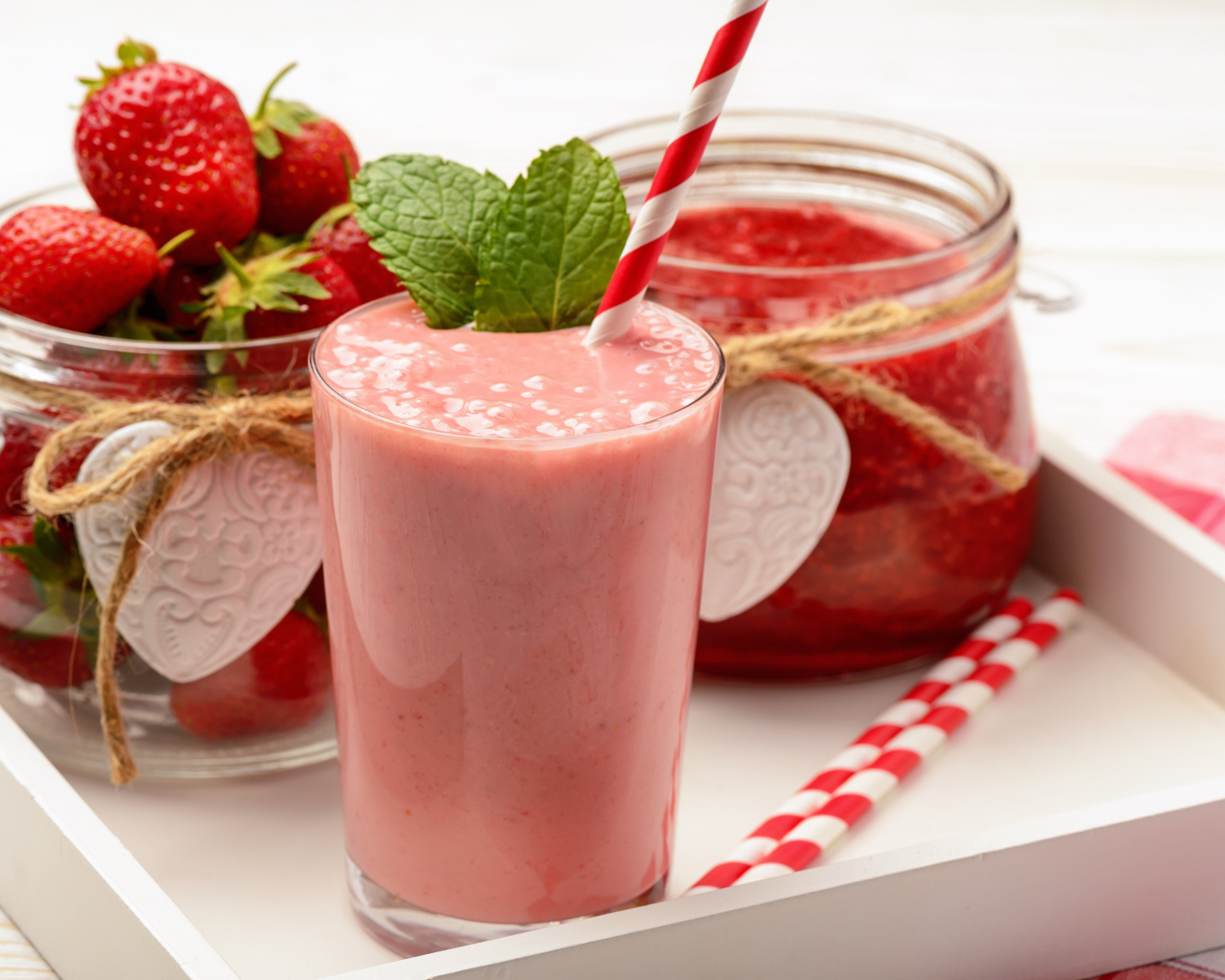 Клубничный коктейль на подносе с ягодами и джемом 