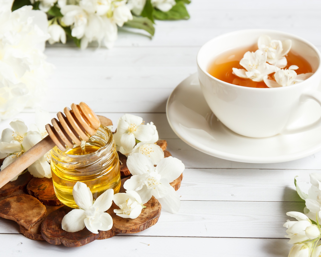 Чай на столе с медом и цветами жасмина