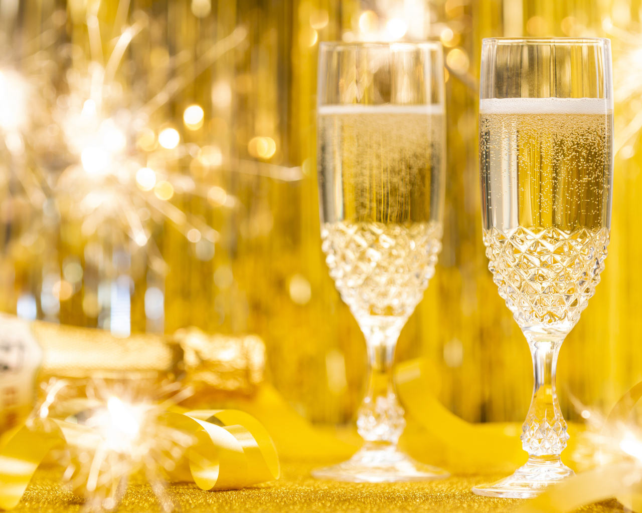 Два фужера шампанского с бенгальскими огнями