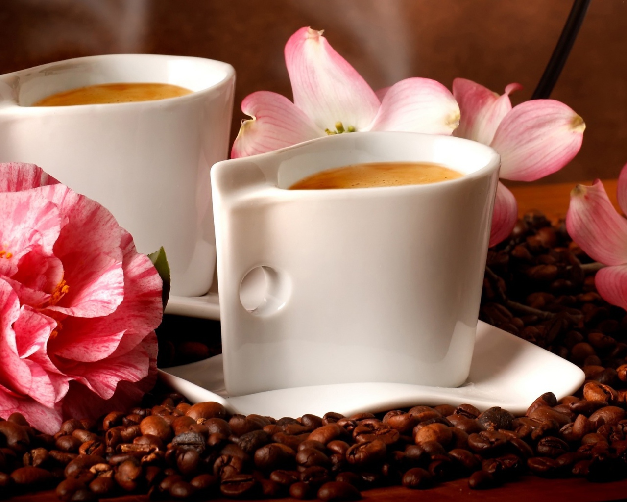 Две чашки кофе на столе с кофейными зернами и цветами