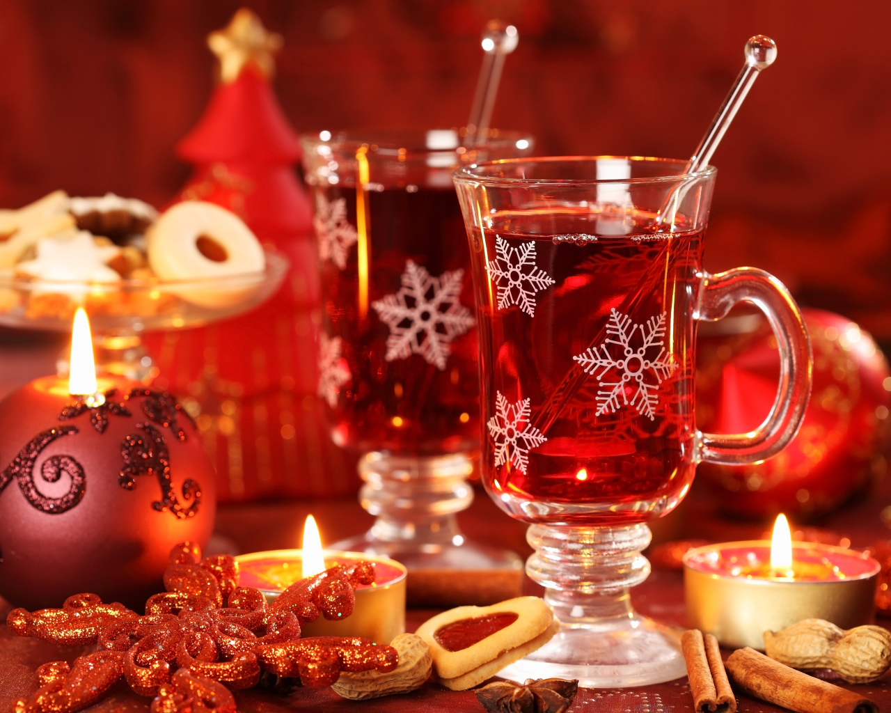 Два стакана горячего глинтвейна на столе с печеньем на Новый год 