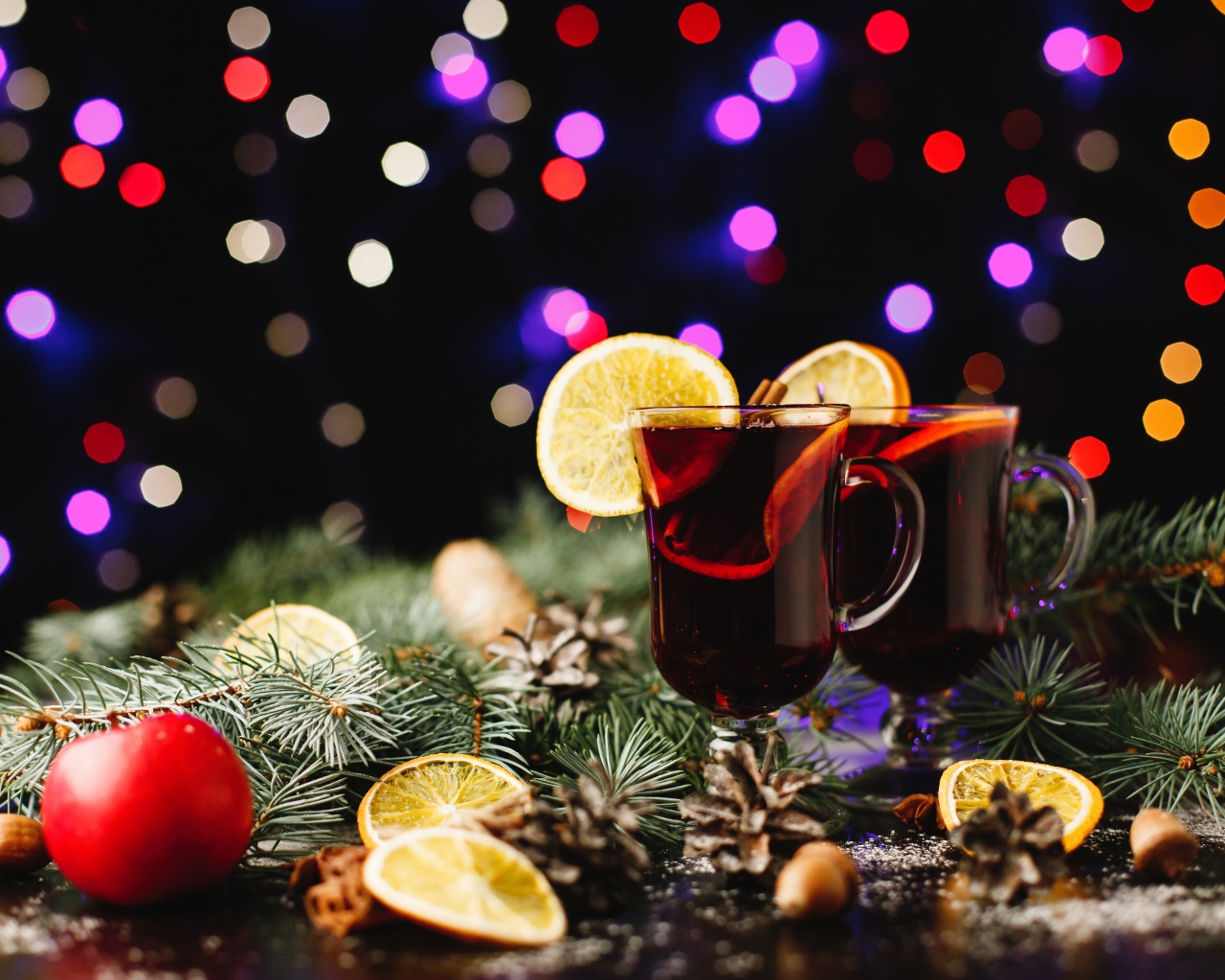 Два стакана глинтвейна на столе еловыми ветками 